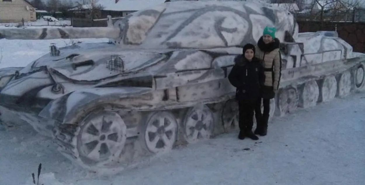 Беларуская сям'я зляпіла са снегу танк у натуральную велічыню (фота)