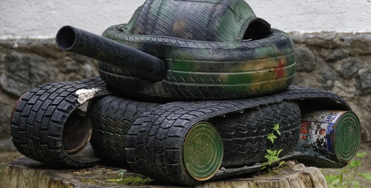 Мінабароны Украіны: беларусы ўсталёўваюць каля мяжы драўляныя муляжы танкаў