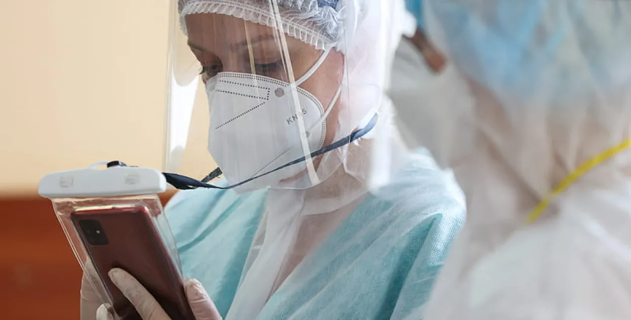 В Гродно врачам запретили пользоваться на работе смартфонами