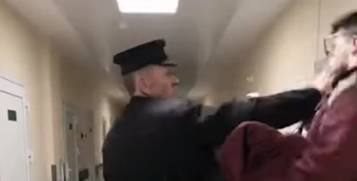 Пьяный поклонник Лукашенко напал на врача / кадр из видео