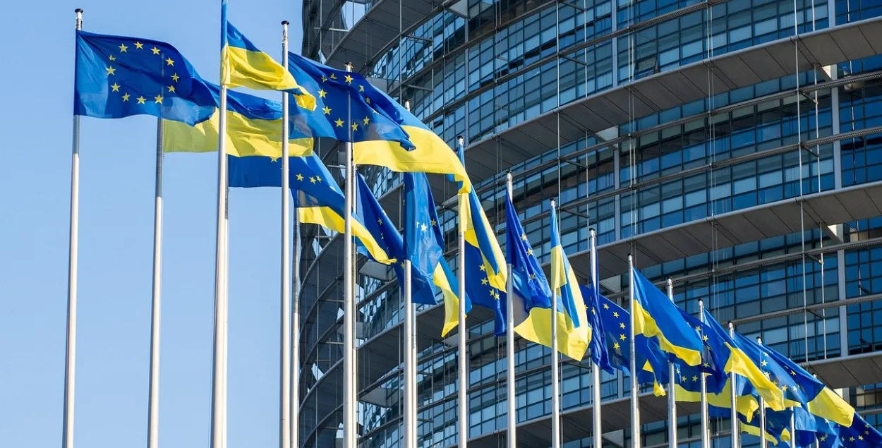 Bloomberg: Еўракамісія рэкамендуе даць Украіне статус кандыдата ў сябры ЕС