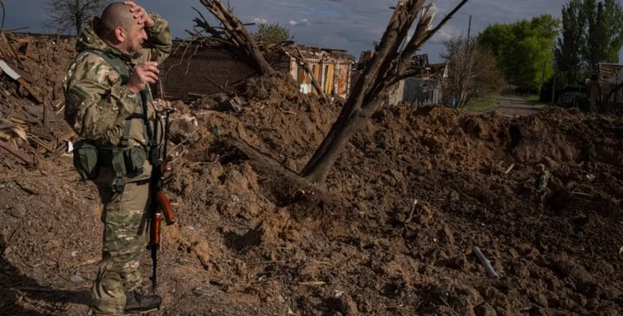 Украінскі вайсковец аглядае месца пасля абстрэлу расійскіх войскаў у горадзе Бахмут Данецкай вобласці​&nbsp;/ АР