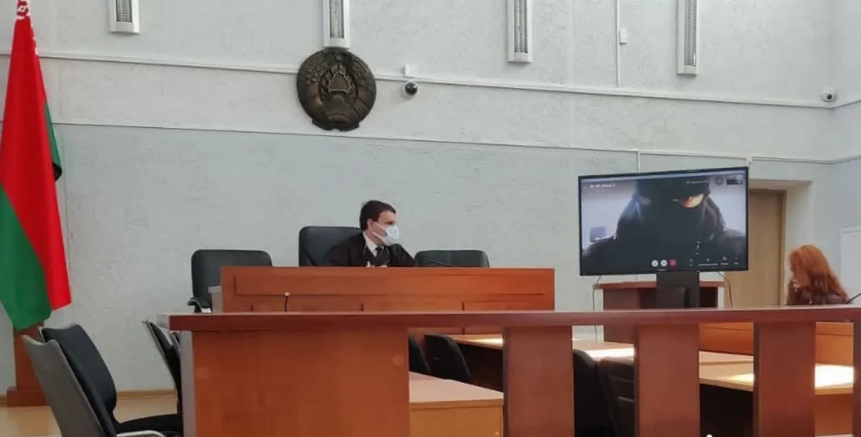 В белорусском суде судья допрашивает свидетеля-милиционера в балаклаве / @viasna96​