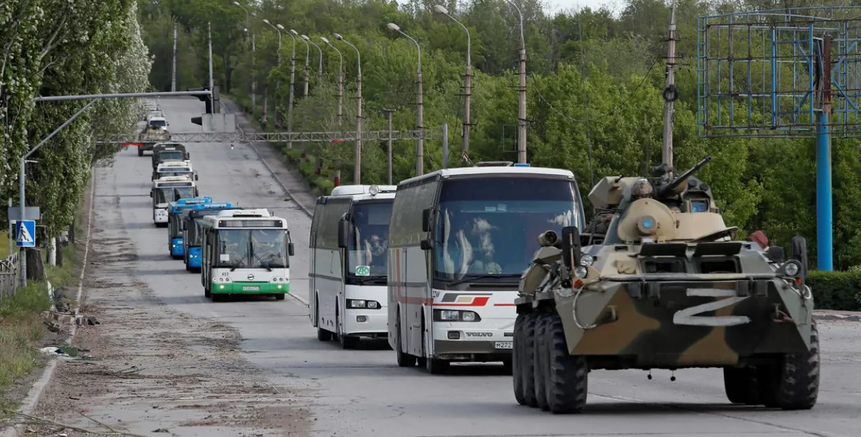 Автобусы с украинскими военными под конвоем российской бронетехники / Reuters​