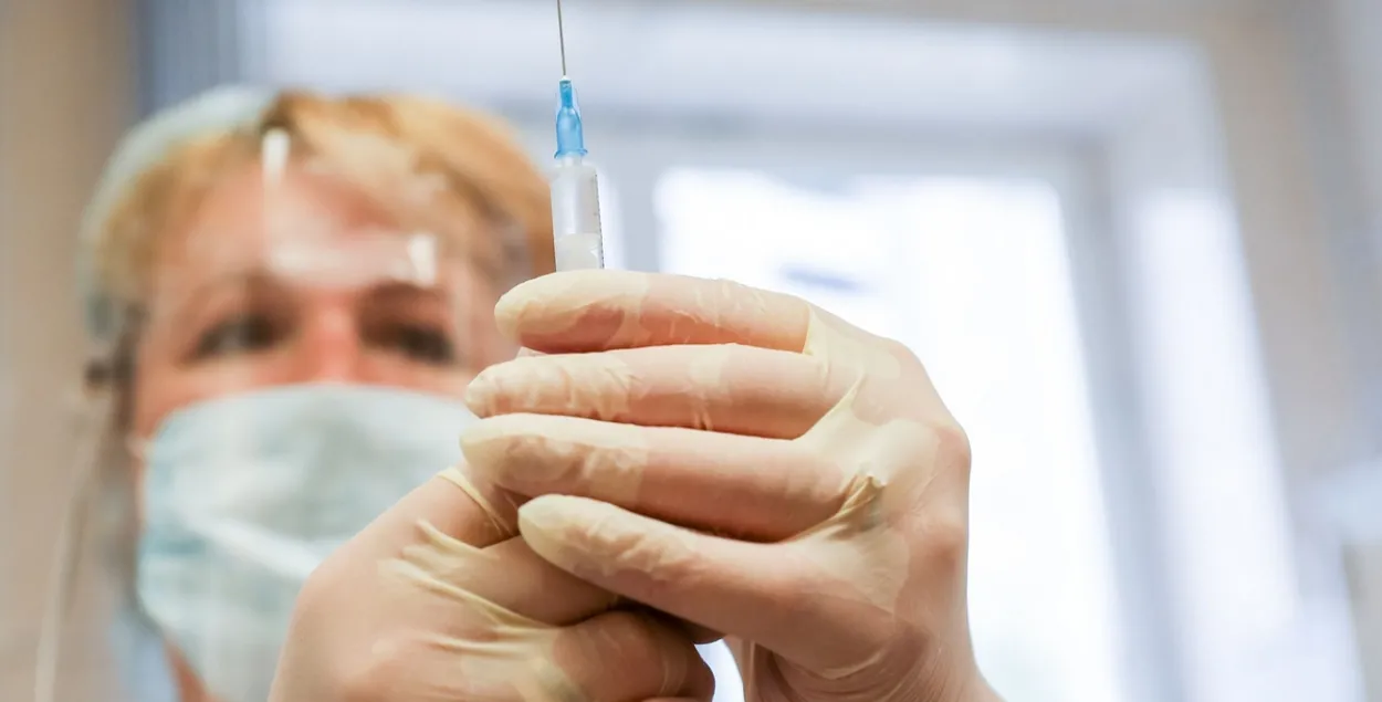 Минздрав утверждает, что в поликлиниках снова есть второй компонент вакцины 