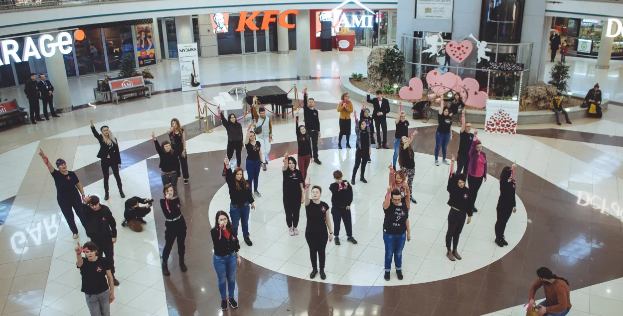 Танцевальный флэшмоб One Billion Rising в торговом центре &quot;Столица&quot; в Минске 14 февраля 2020 года / Александр Васюкович / Еврорадио 