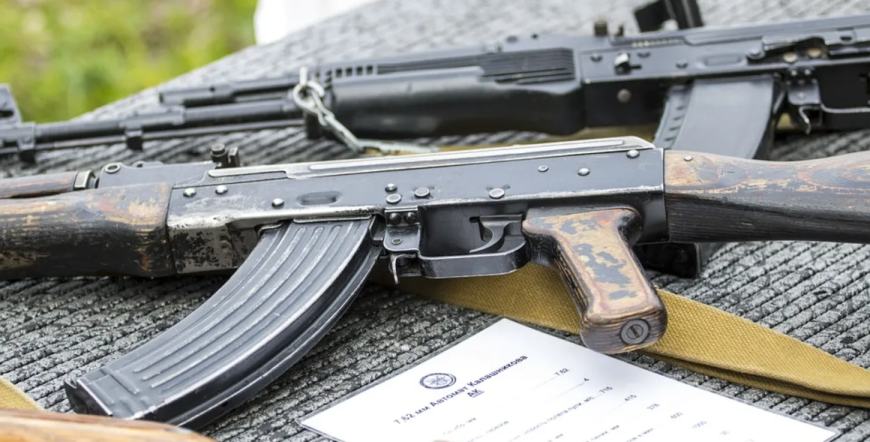 На гомельской барахолке под видом детских автоматов продают оружие из Украины?