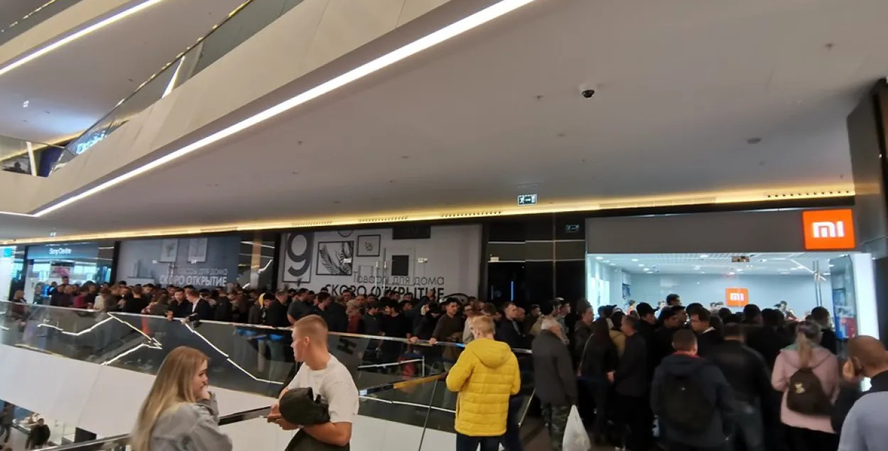 У Мінску ізноў чарга на сотні чалавек: на гэты раз за новым Xiaomi са зніжкай