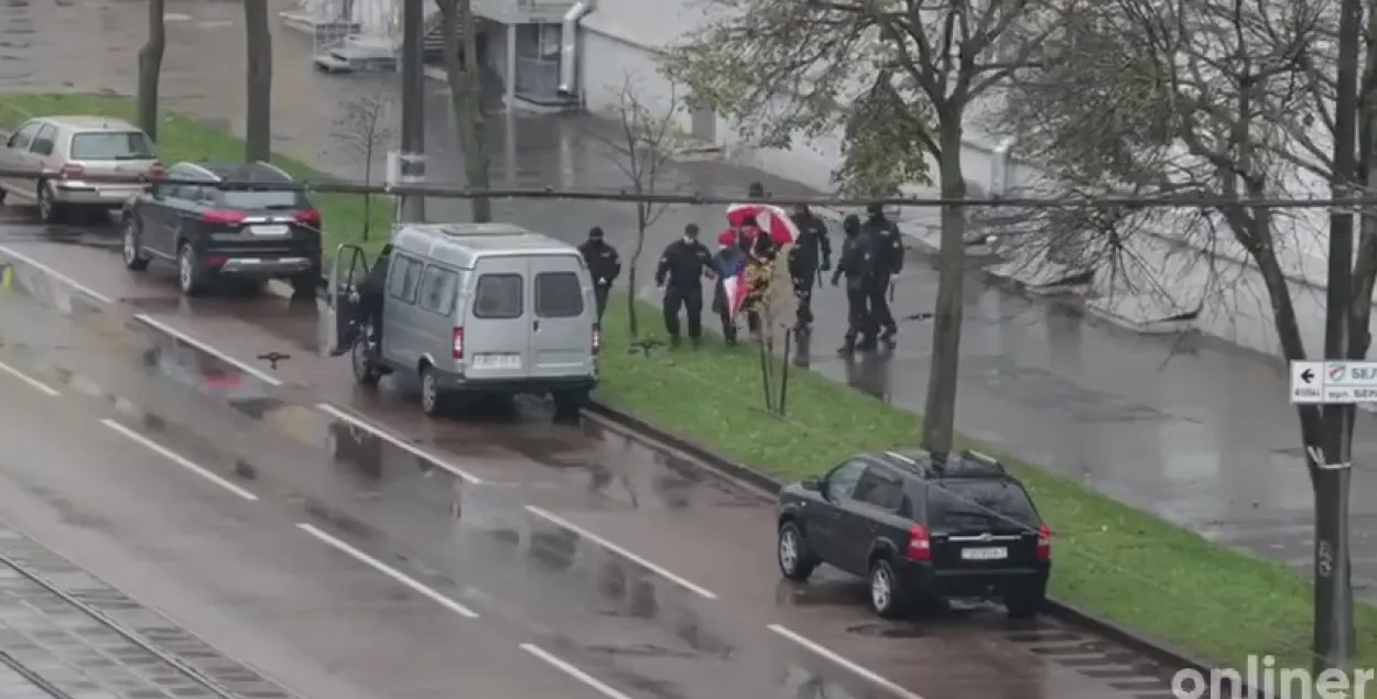 Семеро омоновцев задерживали двух женщин с БЧБ-зонтами