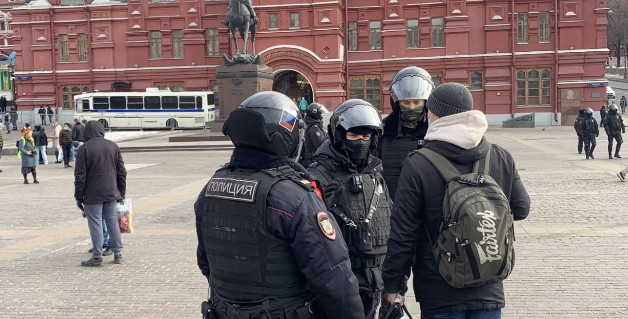 По всей России проходят акции против Путина, полиция задерживает людей