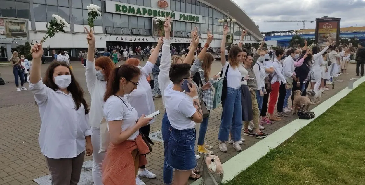 Акция женщин в белом возле Комаровки​ / Еврорадио