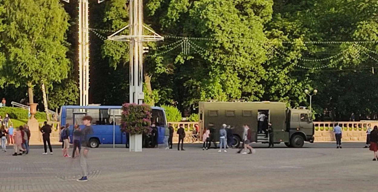 У Мінску міліцыя і АМАП затрымліваюць людзей, якія выйшлі на акцыі пратэсту