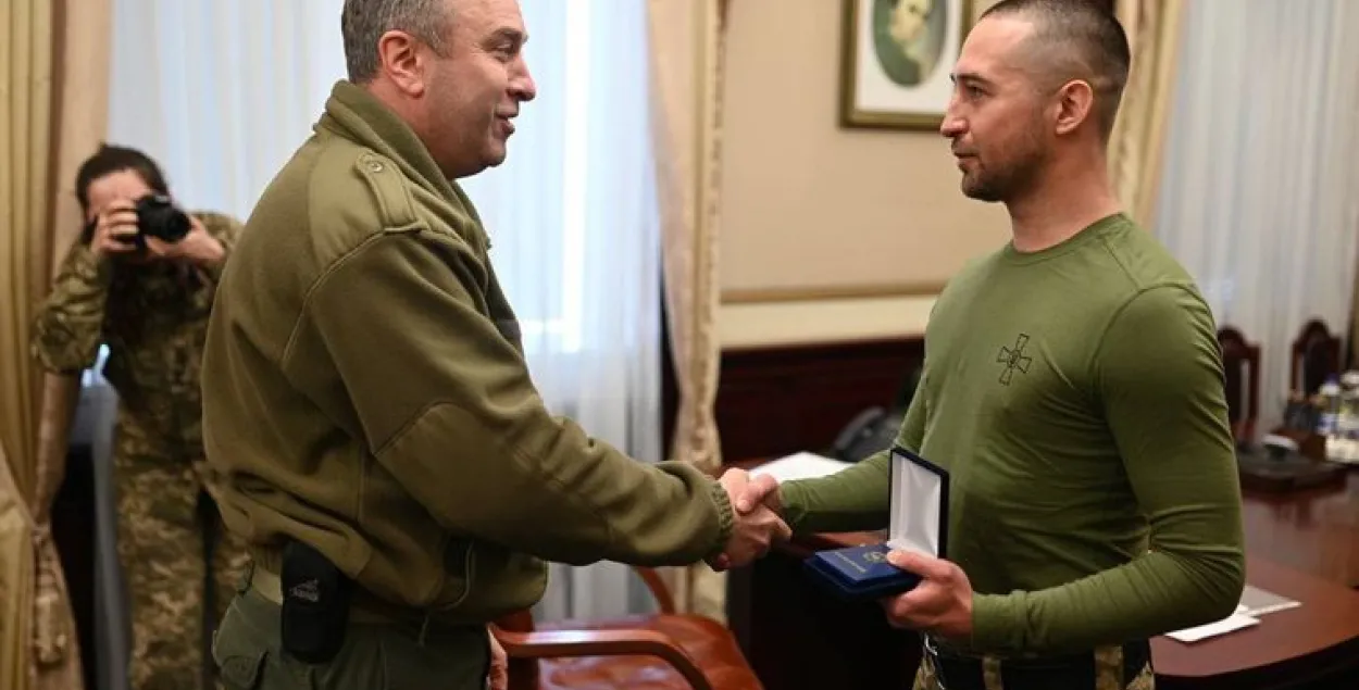 Пограничник Роман Грибов получает награду &quot;За заслуги перед Черкащиной&quot; / hromadske.ua