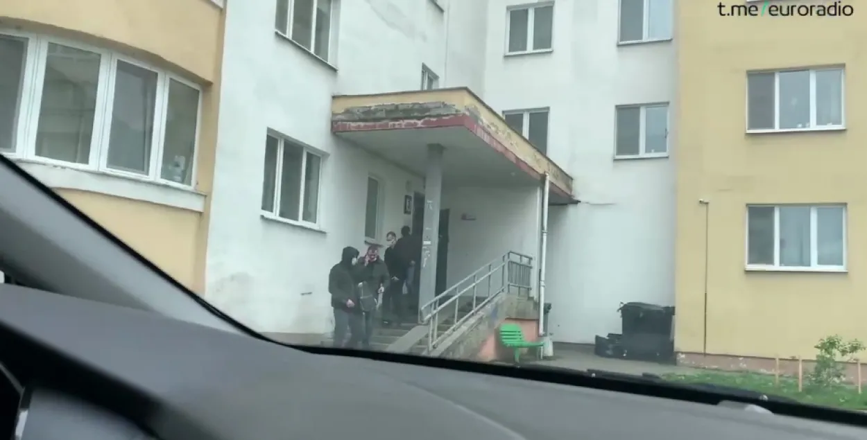 Силовики покидают квартиру Марины Золотовой / кадр из видео​