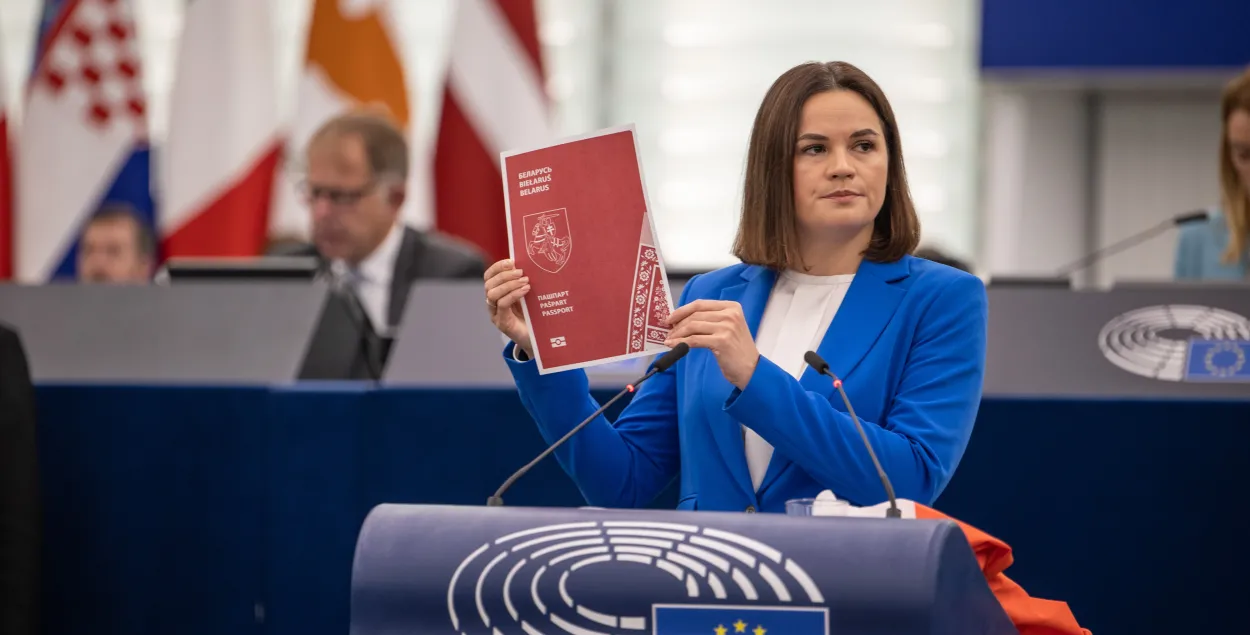 Светлана Тихановская и образец нового паспорта