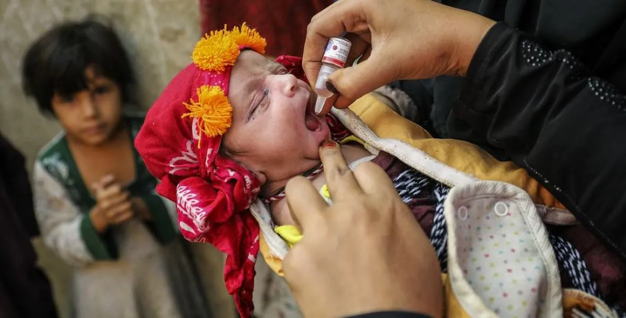 Вакцынацыя дзіцяці супраць поліяміэліту ў Пакістане / ЮНІСЕФ