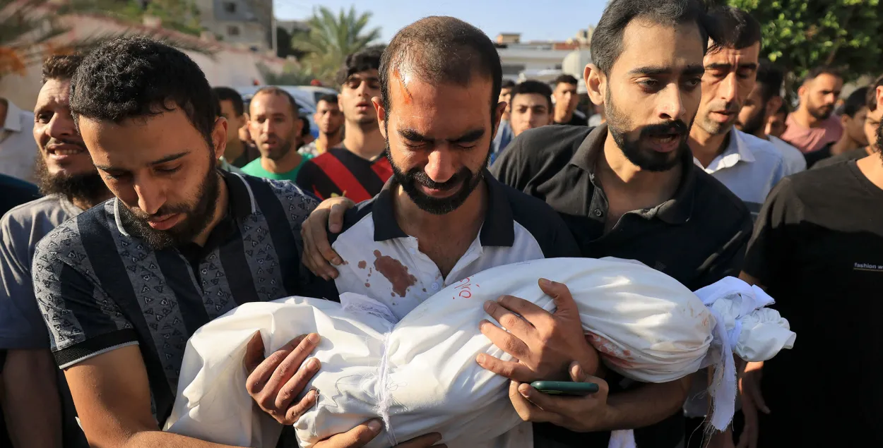 Отец с погибшим ребёнком на руках в Сектора Газа