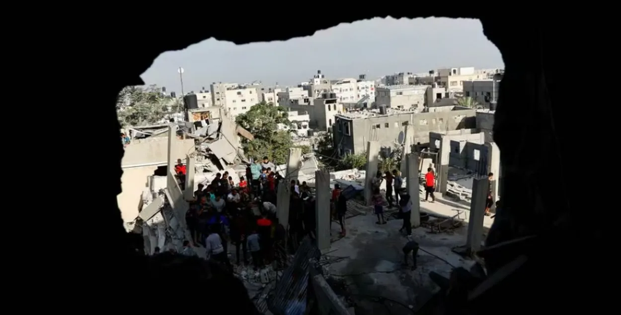 Палестинцы ищут раненых в Хан-Юнисе на юге сектора Газа&nbsp;