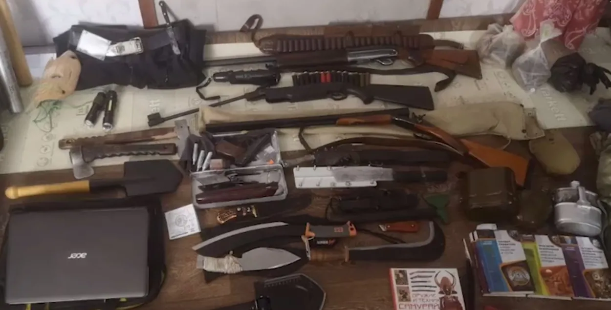 Ружья и ножи, которые изъяли у жителей деревни Великий Лес Крупского района&nbsp;