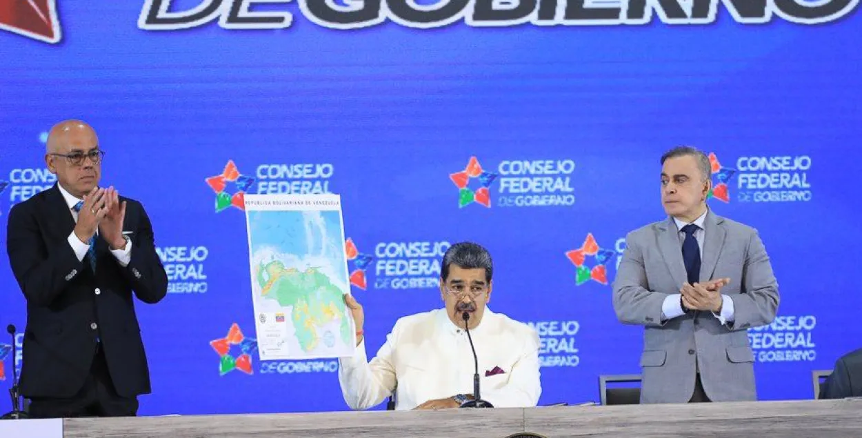 Нікалас Мадура паказвае абноўленую карту краіны