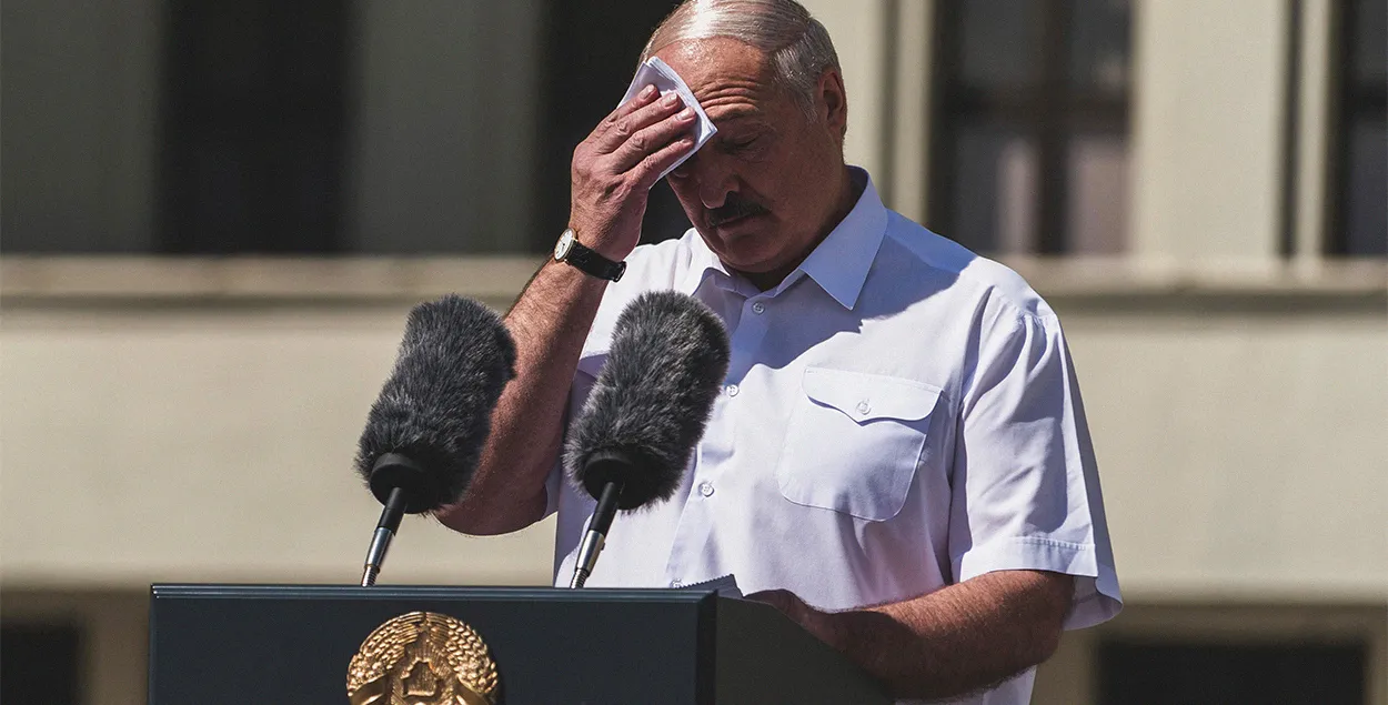 Лукашенко вытирает лоб