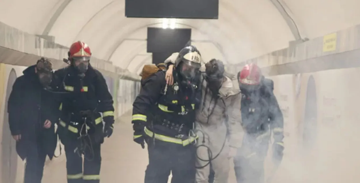 Спасатели в метро, иллюстративное фото
