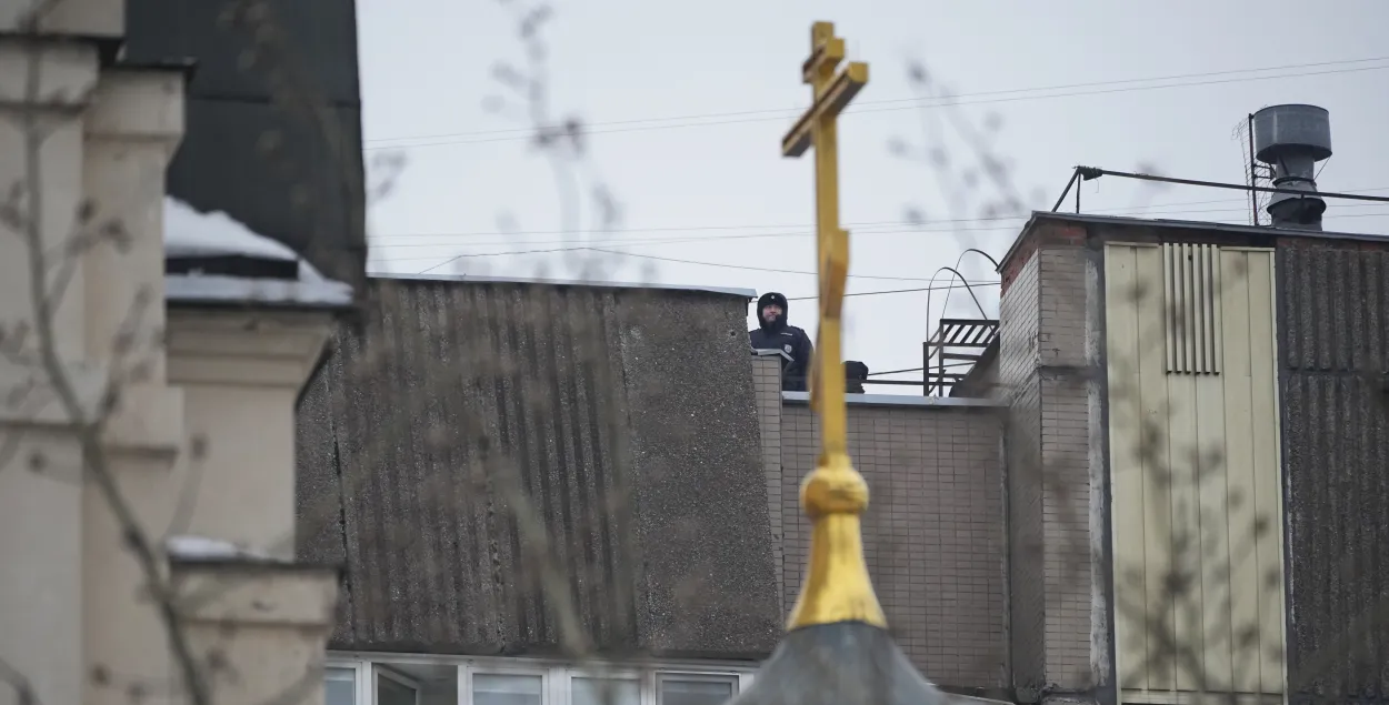 Сілавік дзяжурыць на даху дома побач з царквой, дзе пройдзе адпяванне Аляксея Навальнага
