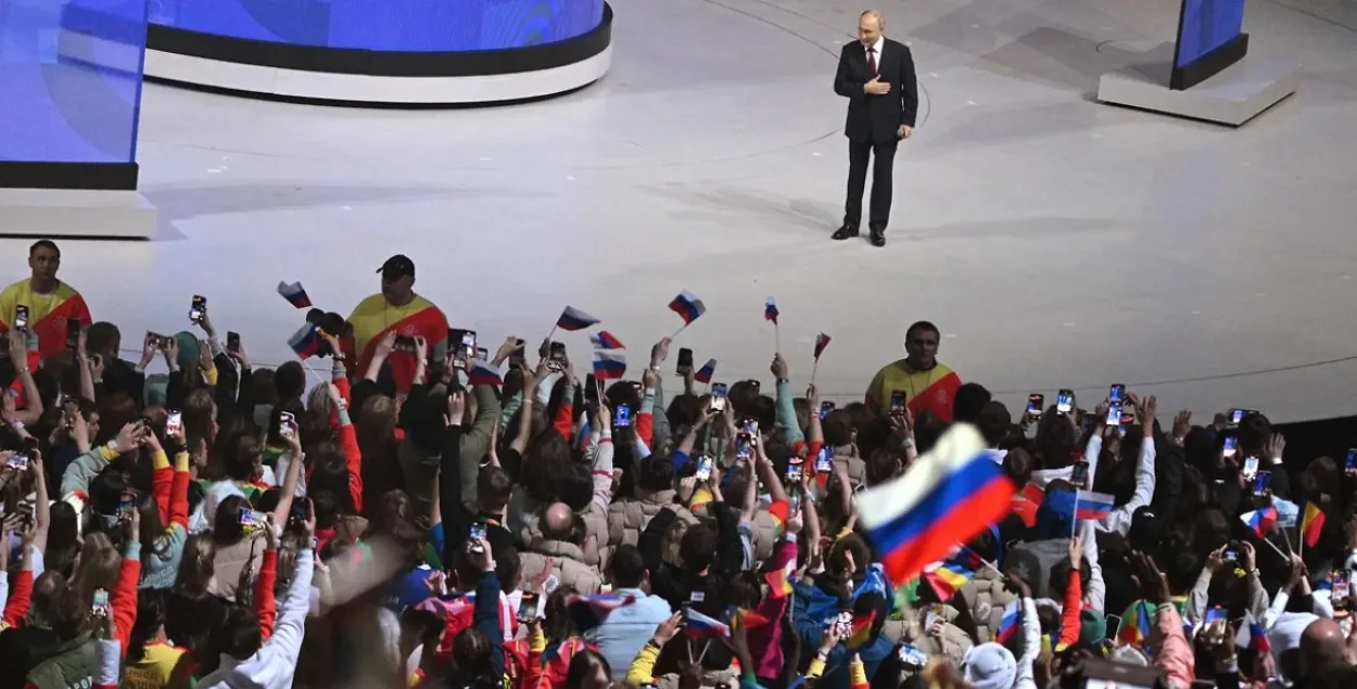 Владимир&nbsp;Путин на фестивале молодежи в Сочи
