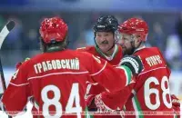 Александр Лукашенко во время хоккейного матча / БЕЛТА