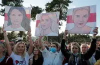 На митинге в Борисове держали портреты Светланы Тихановской, Вероники Цепкало и Марии Колесниковой / Reuters​