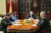 Лукашенко и члены Совбеза обсуждают задержание россиян, 29 июля 2020-го / Reuters