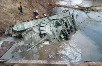 Российский танк вытаскивают из речки / facebook.com/GeneralStaff.ua​