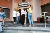 Колесникова, Цепкало и Тихановская возле милиции в Солигорске / lider-press.by​