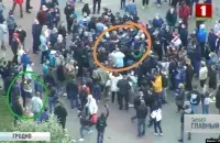 Калмыков (с девушкой слева в зеленом кольце) был далеко от места, где произошла провокация / svaboda.org​
