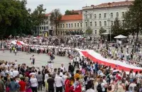 Огромный бело-красно-белый флаг на одной из уличных акций в Вильнюсе / @viacorka​