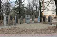 Памятный знак на месте бывшего еврейского кладбища / фото из&nbsp;аккаунта Антона Астаповича в Фейсбуке​