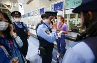 Кристина Тимановская с представителями японской полиции в аэропорту Токио /&nbsp;Reuters