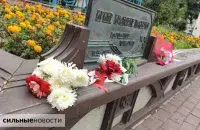 Цветы возле памятника Ирине Паскевич в Гомеле / gomel.today