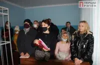 Учительница Елена Пуцыкович (в центре в чёрной маске) / 1reg.by​