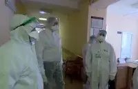 Владимир Караник (второй слева) в Витебской областной клинической больнице / Скриншот с видео телерадиокомпании &quot;Витебск&quot;​