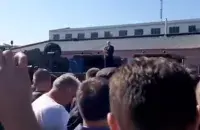 Lukashenka in front of МZKT workers in Minsk on August 17, 2020&nbsp; / Screenshot from video