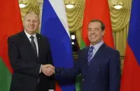 Сергей Румас и Дмитрий Медведев на переговорах / government.ru​