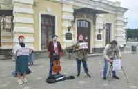 Мимы провели свою акцию возле Купаловского театра / Еврорадио​