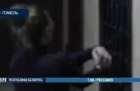 На видео МВД видно, что женщину приковали наручниками к решётке​