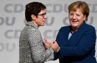 Аннегрет Крамп-Карренбауэр и Ангела Меркель. Фото: Reuters