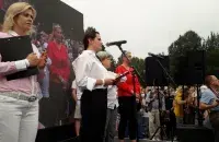 Вероника Цепкало и Светлана Тихановская на предвыборном митинге в Минске​