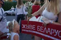 Дзяўчынка і плакат &quot;Жыве Беларусь!&quot; / Еўрарадыё