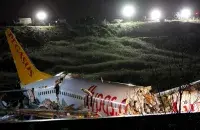 Самолёт разорвало на три части / Reuters