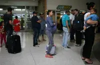 Беременная женщина в аэропорту / Reuters​