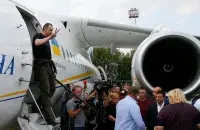 Освобожденный режиссер Олег Сенцов выходит из самолета в киевском аэропорте. Фото Reuters